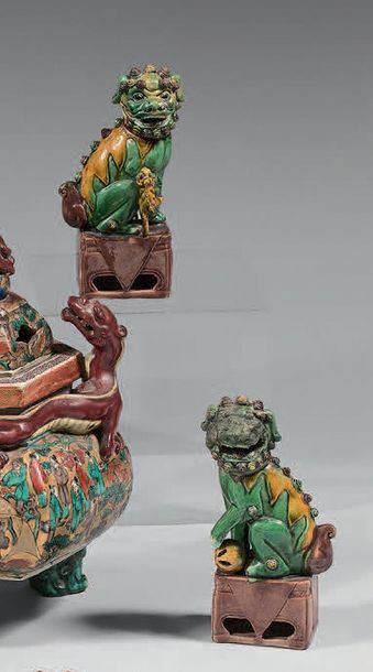 CHINE Pair of small green and yellow ochre enamelled biscuit figurines of a pair...