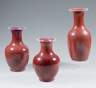 CHINE Trois vases de forme balustre de tailles différentes en porcelaine à couverte...