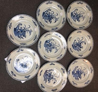 CHINE de COMMANDE Suite de seize assiettes plates circu­laires décorées en bleu sous...