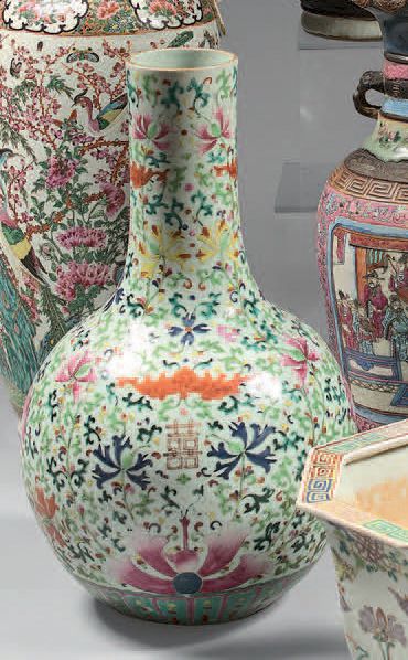 CHINE Vase bouteille en porcelaine à long col étroit décoré en émaux de la famille...