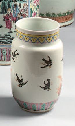 CHINE Petit vase rouleau en porcelaine décoré en émaux de la famille rose de fleurs...