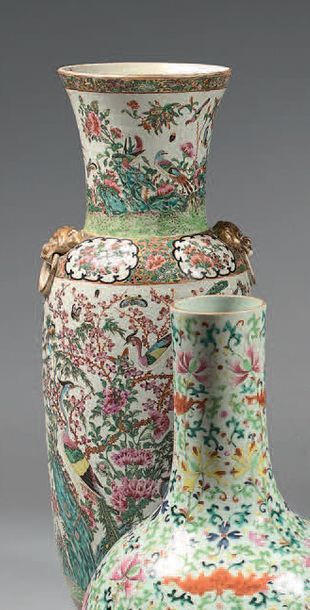 CHINE Grand vase rouleau a col étroit en porcelaine décoré dans le style de la famille...