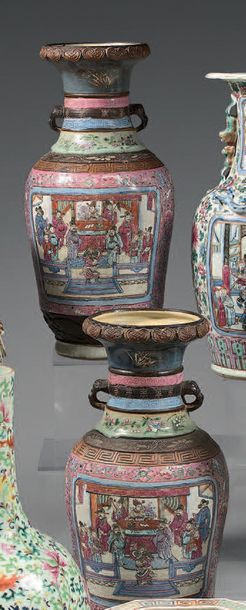 CHINE Paire de vases balustre en porcelaine à riche décor en émaux de la famille...