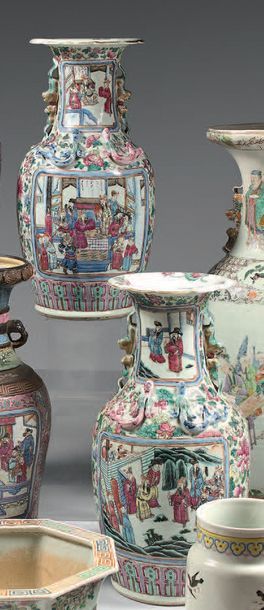 CHINE Paire de grands vases de forme balustre en porcelaine décorés en émaux de la...