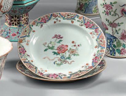 CHINE Deux assiettes circulaires en porcelaine, décorées de la famille rose, de fleurs...