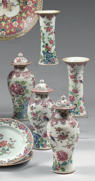CHINE Garniture en porcelaine composée de trois potiches couvertes de forme balustre...