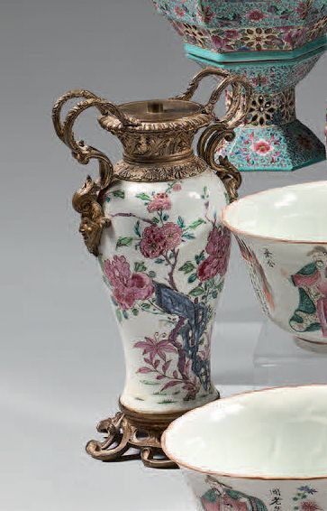 CHINE Vase de forme balustre en porcelaine décoré en émaux de la Famille rose de...