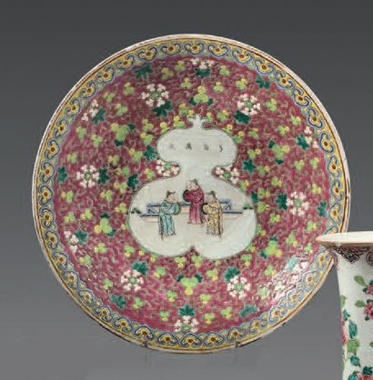 CHINE Plat circulaire en porcelaine décorée en émaux de la famille rose de trois...