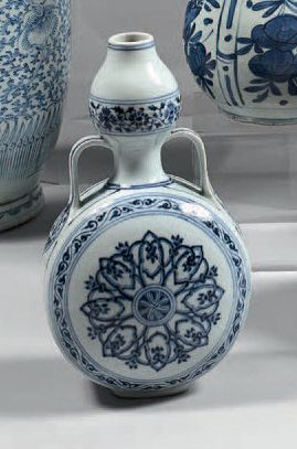 CHINE Bouteille «moon flask» Bianhu en porcelaine, la forme du col double gourde...