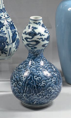 CHINE Vase double gourde en porcelaine décoré en bleu sous couverte de vagues, de...