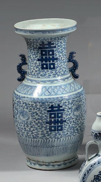 CHINE Vase en porcelaine de forme balustre décoré en bleu sous cou­verte de symboles...