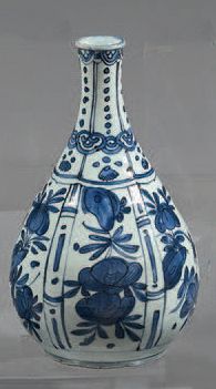 CHINE Baluster-shaped bottle with a narrow neck, decorated in blue underneath covered...