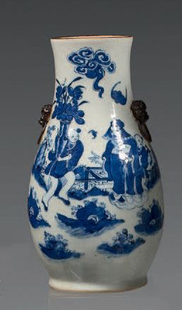 CHINE Vase balustre en porcelaine décoré en bleu sous couverte d'un digni­taire tenant...