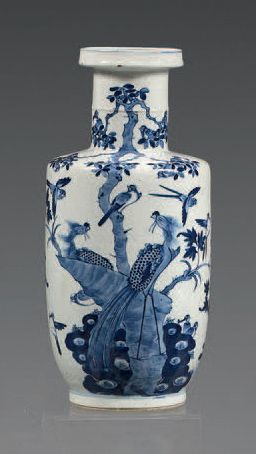 CHINE Vase rouleau en porcelaine décoré en bleu sous couverte d'un arbre de Vie avec...