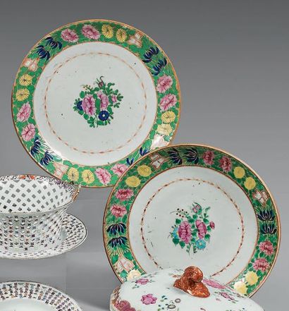 CHINE Pair of hollow porcelain dishes with polychrome decoration of the pink family,...