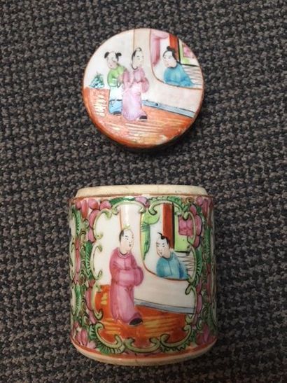 CHINE Cylindrical covered porcelain box decorated with enamels from the pink family...