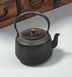 null TETSUBIN, cast iron kettle, patinated brass cover.
Meiji/Taisho
period H: 11...