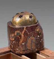 null HIBACHI, brazier in lacquered wood and Mitsuda of a hood with foliage and flowers.
Gilded...