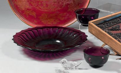 CHINE Paire de bols à bord évasé en verre teinté aubergine.
Vers 1900 (Egrenures...