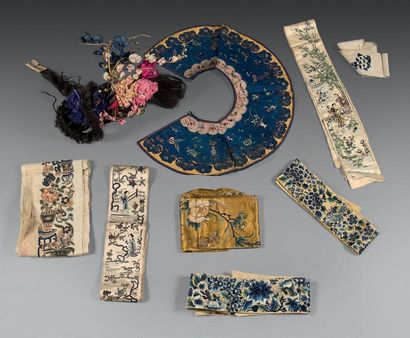 CHINE Set of accessories:
- seven pairs of sleeve borders bordered with characters,...
