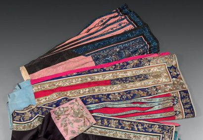 CHINE Skirt (Mamianqun) in pink silk damasked with flowers, with embroidered decoration...