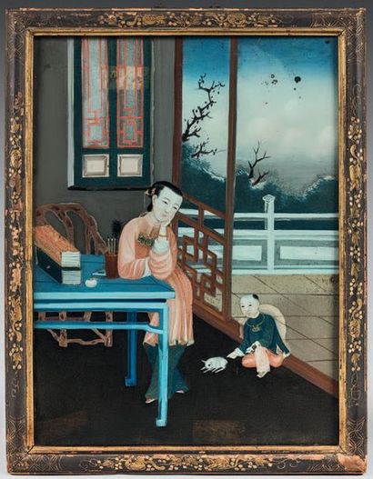CHINE Peinture fixée sous verre, jeune femme assise à une table, un enfant jouant...