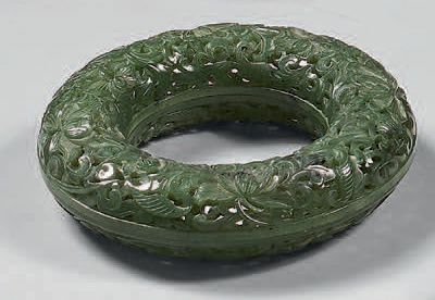 CHINE Round necklace box in green nephrite with openwork decoration of lotus flowers...