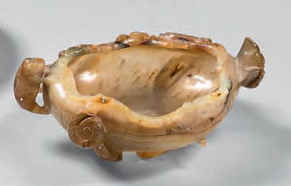 CHINE Lave-pinceaux en agate grise et brune en forme de feuille de lotus, une grenouille,...