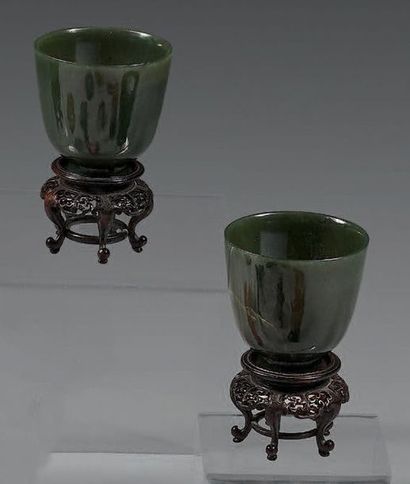 CHINE Paire de bols en néphrite verte. Au revers, la marque apo­cryphe de Qianlong.
XIXème...