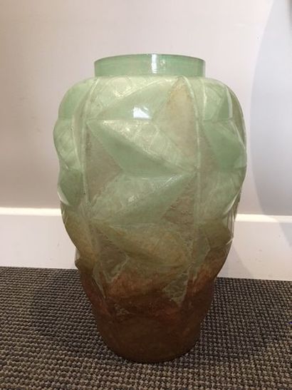 DEGUE 

Vase conique à épaulement renflé. Épreuve de tirage industriel réalisée en...