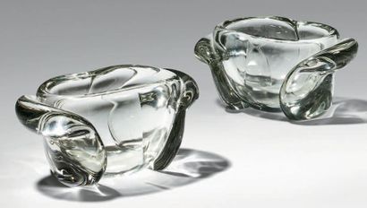 NAVARRE Henri (1885-1971) 

Deux coupes en épais verre blanc transparent à deux anses...