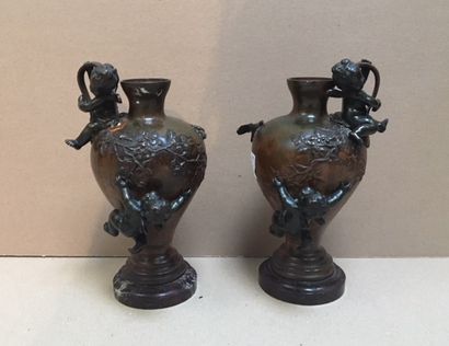 null Auguste MOREAU, paire de vases en bronze patiné, décor de Zéphyr et libellules,...