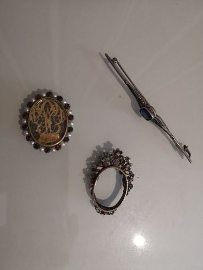 null Lot de 3 bijoux en métal comprenant :

Miniature de cheveux sur fond nacre ornée...