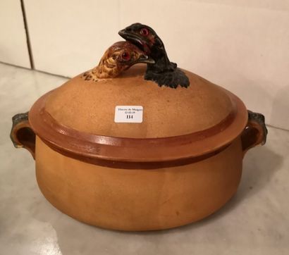 null PILIVITE. Soupière en porcelaine à feu polychrome. Couvercle aux têtes d’oiseaux...