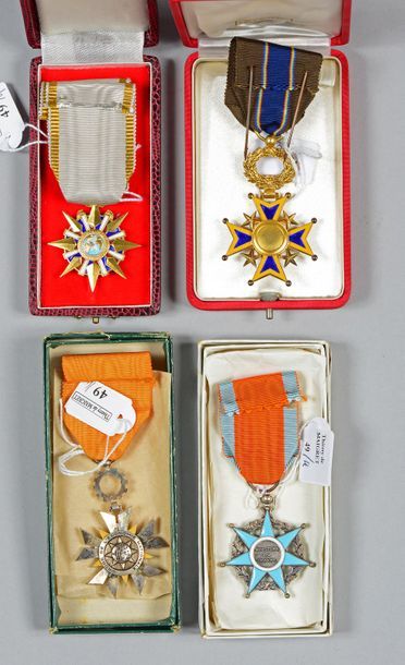 null Quatre croix d'ordres civils : une de chevalier de l'ordre du Mérite commercial...