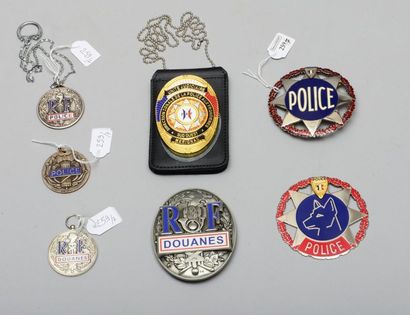 null Quatre plaques de fonction en métal émaillé : "POLICE" ; "POLICE" (maître-chien) ;...