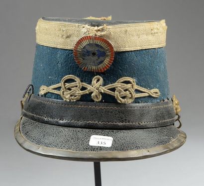 null Shako de hussard troupe, modèle 1874/1884, recouvert de drap bleu, galon blanc,...