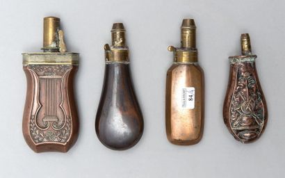 null Lot de quatre poires à poudre en cuivre, modèle Français, XIXème siècle.