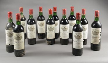 null 12 bouteilles CH. DE PEZ, Saint-Estèphe 1970 (3 J, ea, et, es; 4 TLB, 1et; 5...