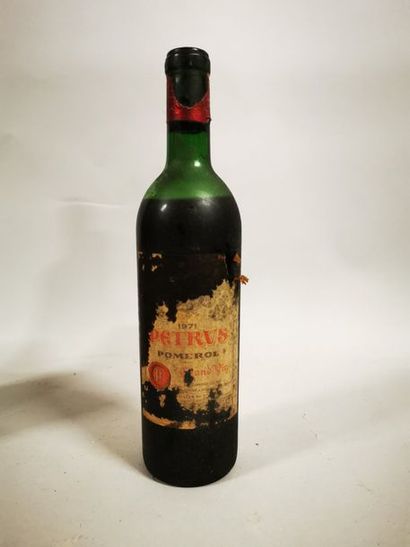 null 1 bouteille PETRUS, Pomerol 1971 (eta, couleuse, capsule déchirée et partiellement...