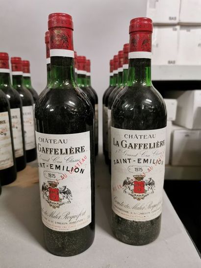 null 12 bouteilles CH. LA GAFFELIÈRE, 1° Grand Cru St-Emilion 1975 (elt, 3 J, 8 TLB)...