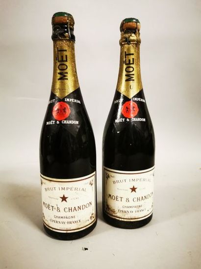 null 2 bouteilles CHAMPAGNE "Brut Impérial", Moët & Chandon (années 70, coiffes déchirées)...