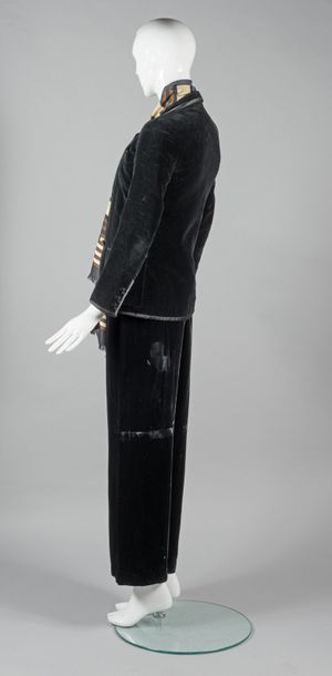 null SAINT LAURENT LEFT BANK

Autumn-Winter 1973/74

JACKET tuxedo in black velvet...