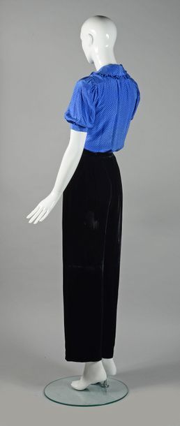 null SAINT LAURENT RIVE GAUCHE

Circa 1973/74

BLOUSE en crêpe de Chine bleu imprimé...