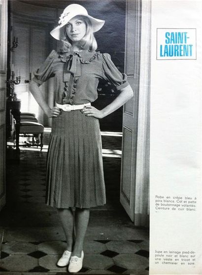 null SAINT LAURENT RIVE GAUCHE

Circa 1973/74

BLOUSE en crêpe de Chine bleu imprimé...