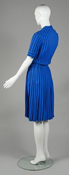 null SAINT LAURENT RIVE GAUCHE

Printemps-Eté 1975

ROBE plissée en crêpe viscose...