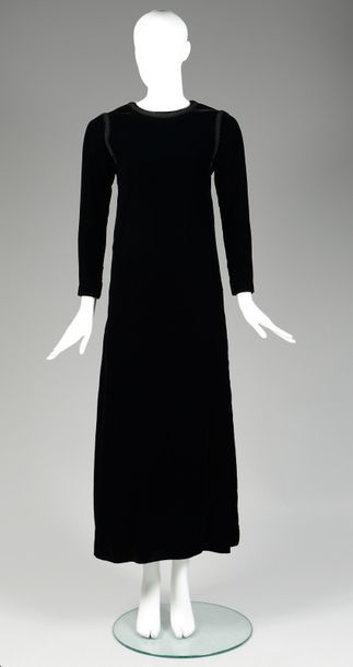 null SAINT LAURENT RIVE GAUCHE

Automne-Hiver 1969/70

ROBE d'hôtesse en velours...