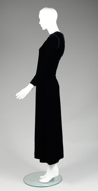 null SAINT LAURENT RIVE GAUCHE

Automne-Hiver 1969/70

ROBE d'hôtesse en velours...