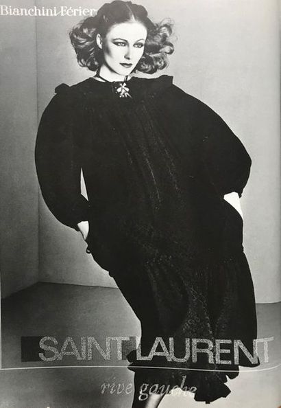 null SAINT LAURENT RIVE GAUCHE

Automne-Hiver 1977/78

ROBE housse en soie façonnée...