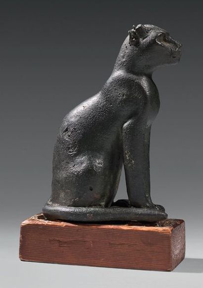 null Statuette de chatte Bastet assise, la queue repliée sur ses pattes.
Bronze à...